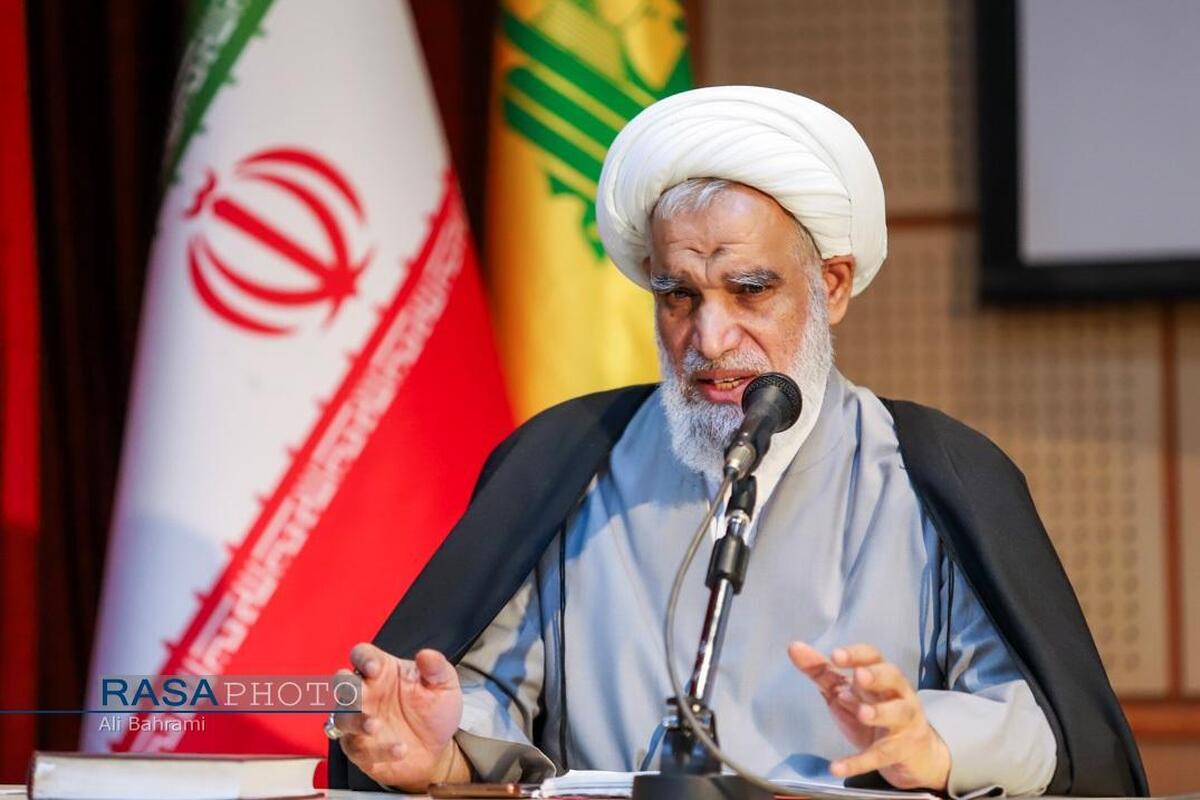 نماینده مجلس خبرگان رهبری مصاحبه اخیر ظریف را پیام عقب نشینی از سبک زندگی اسلامی و پیام توأم با ضعف و حقارت آمیز دانست و گفت: آمریکا از مذاکره به عنوان سازوکاری برای توقف حرکت و پیشرفت انقلاب استفاده می‌کند.